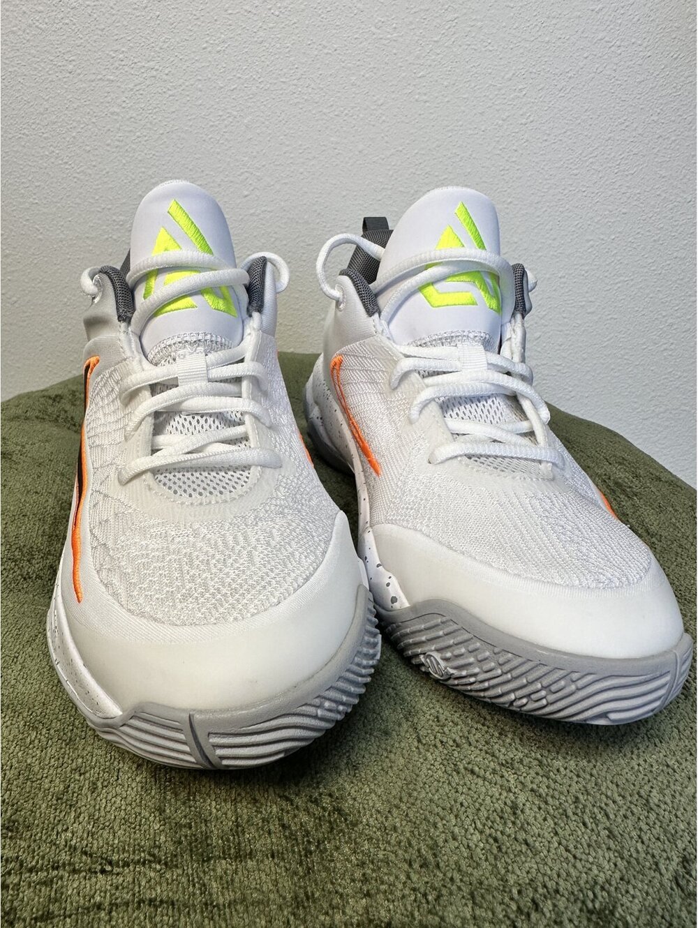 Nike Giannis Immortality 4 Big Kids Basketball Shoe White/Black/Volt 5.5Y
